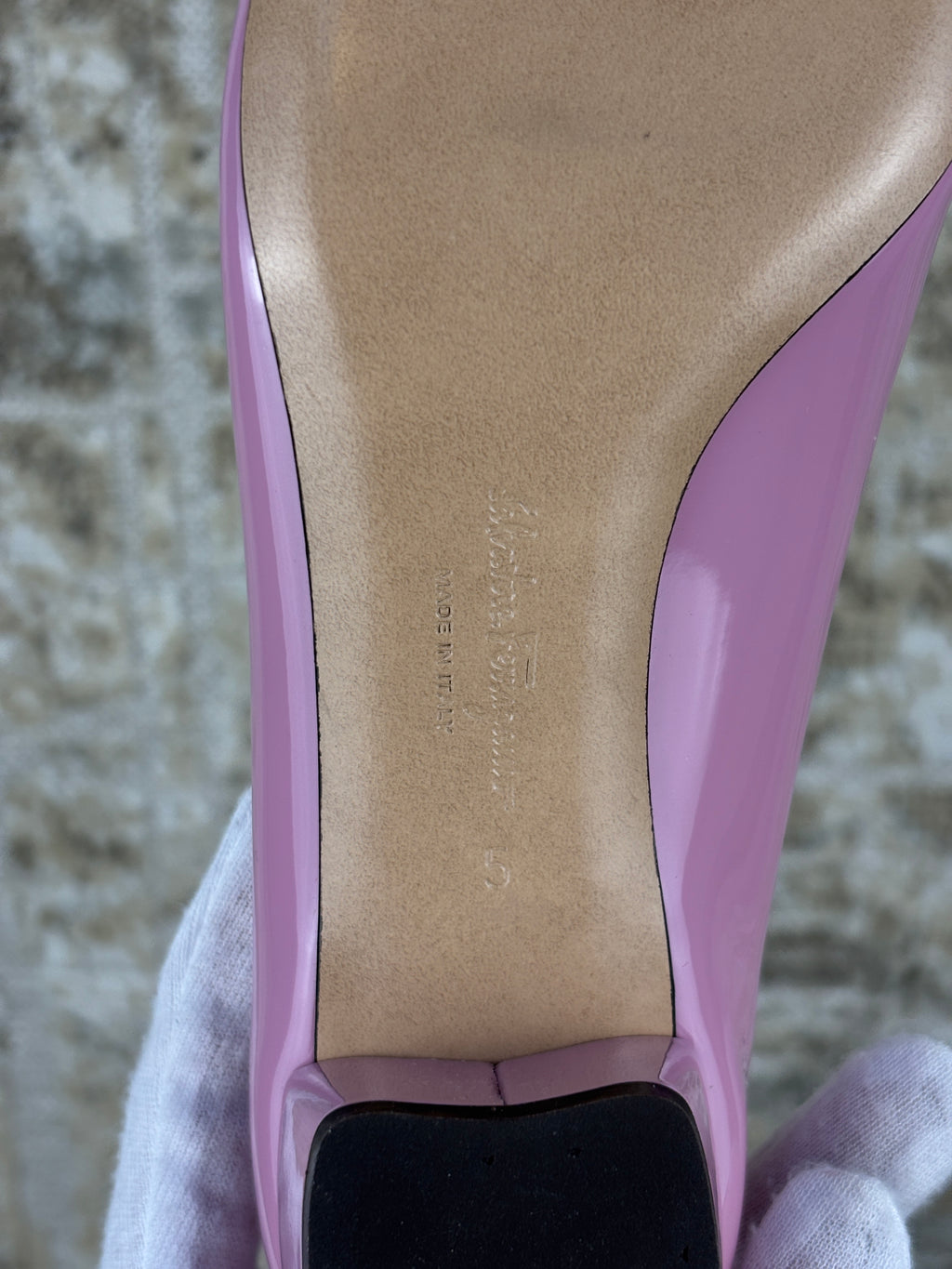 Title: Ferragamo Bow Detail Logo Plaque Patent Pumps
