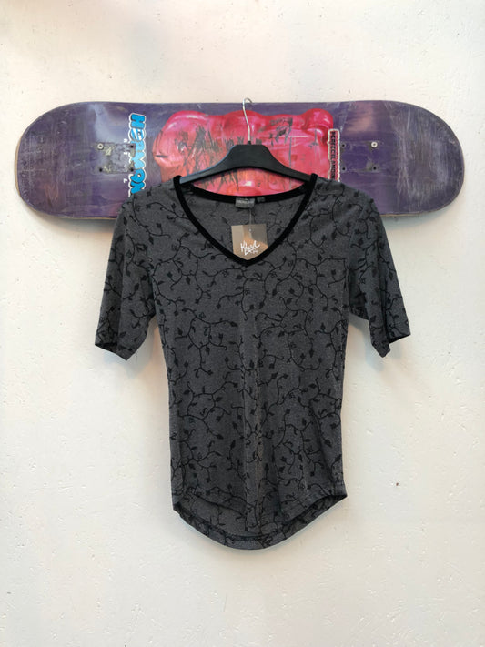 Exlindexlind Women’s XS Floral Vine Print T-Shirt