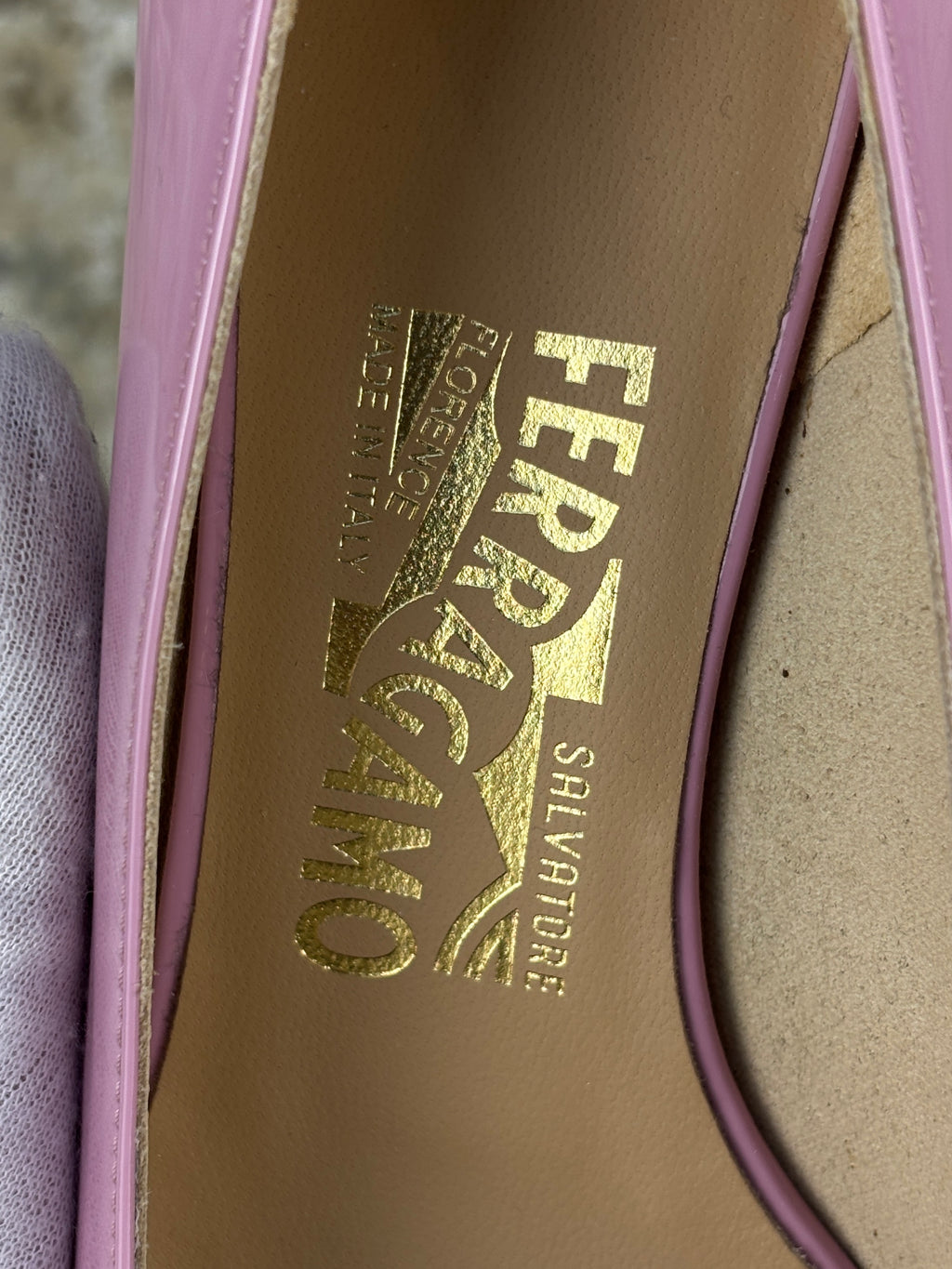 Title: Ferragamo Bow Detail Logo Plaque Patent Pumps