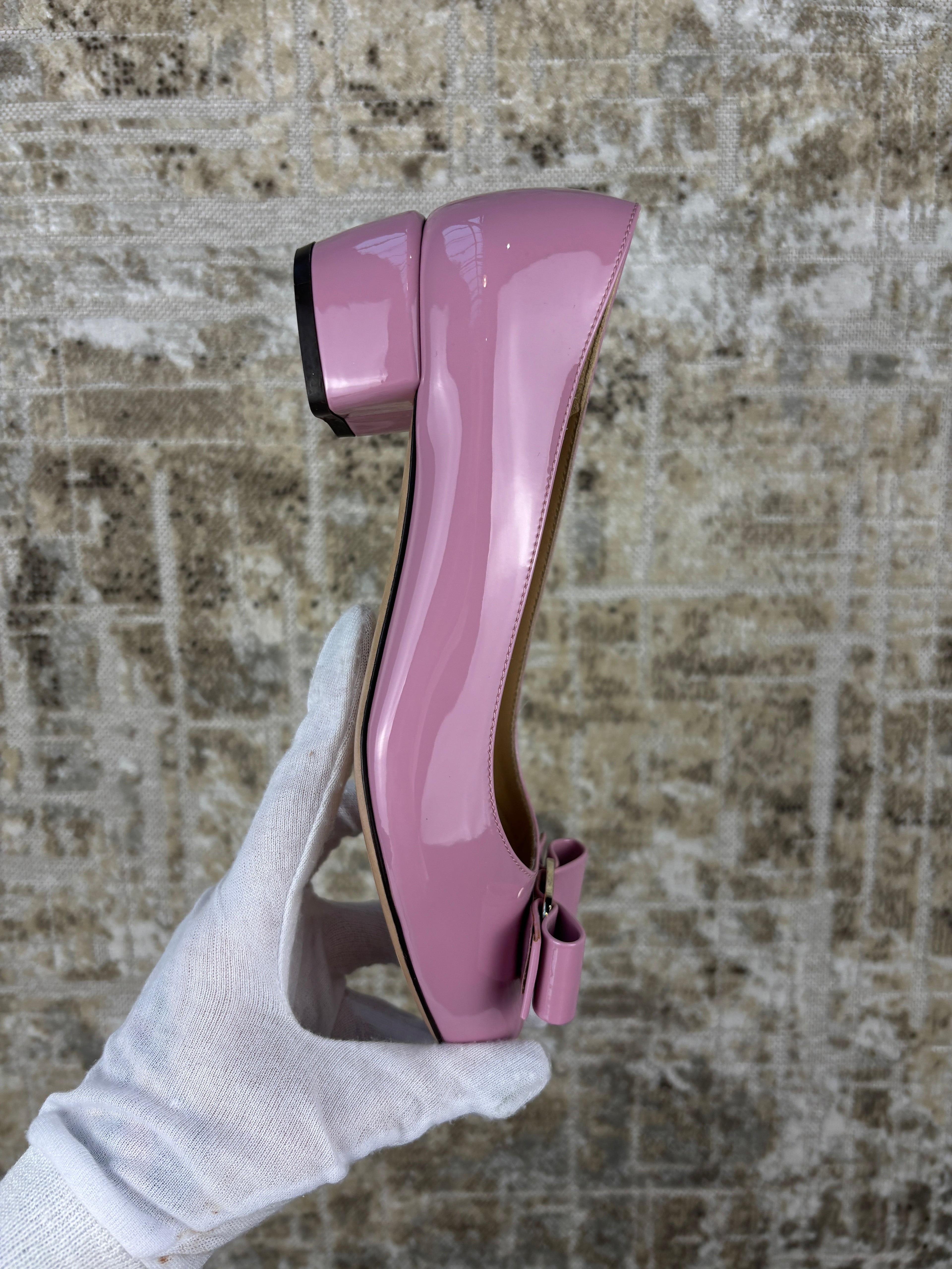 Title: Ferragamo Bow Detail Logo Plaque Patent Pumps