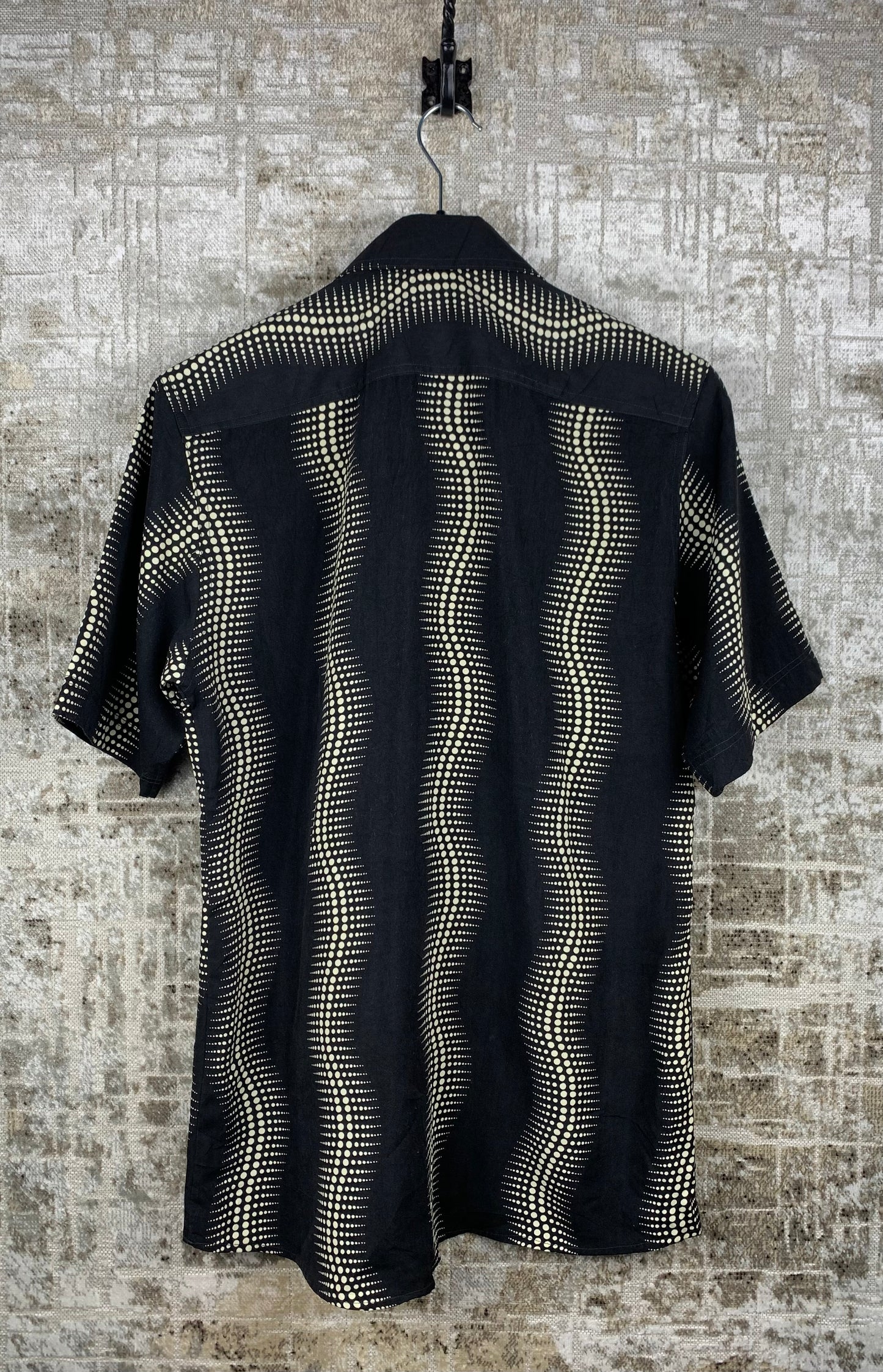 Men's Vintage Black Abstract Wave Pattern Short Sleeve Shirt