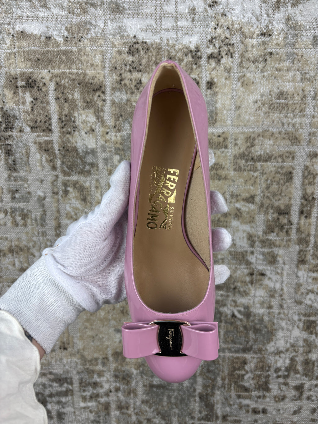 Title: Ferragamo Bow Detail Logo Plaque Patent Pumps
