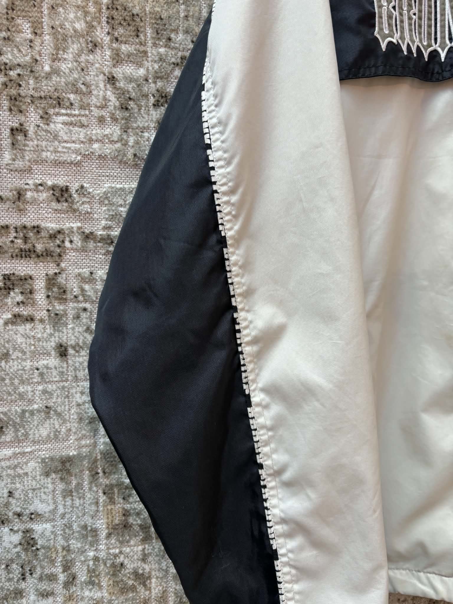 Sleeve colour-block detail