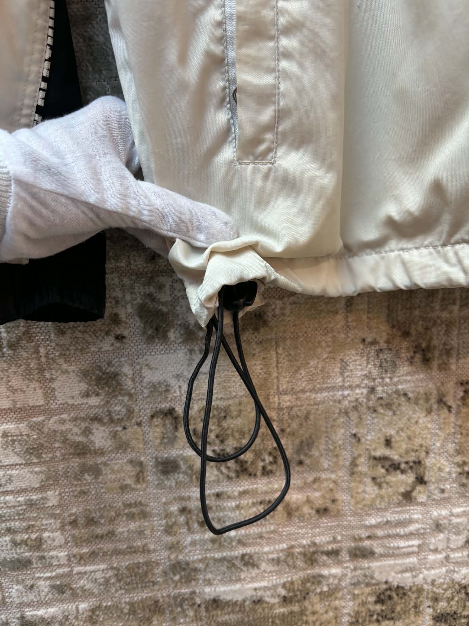 Adjustable drawcord hem detail