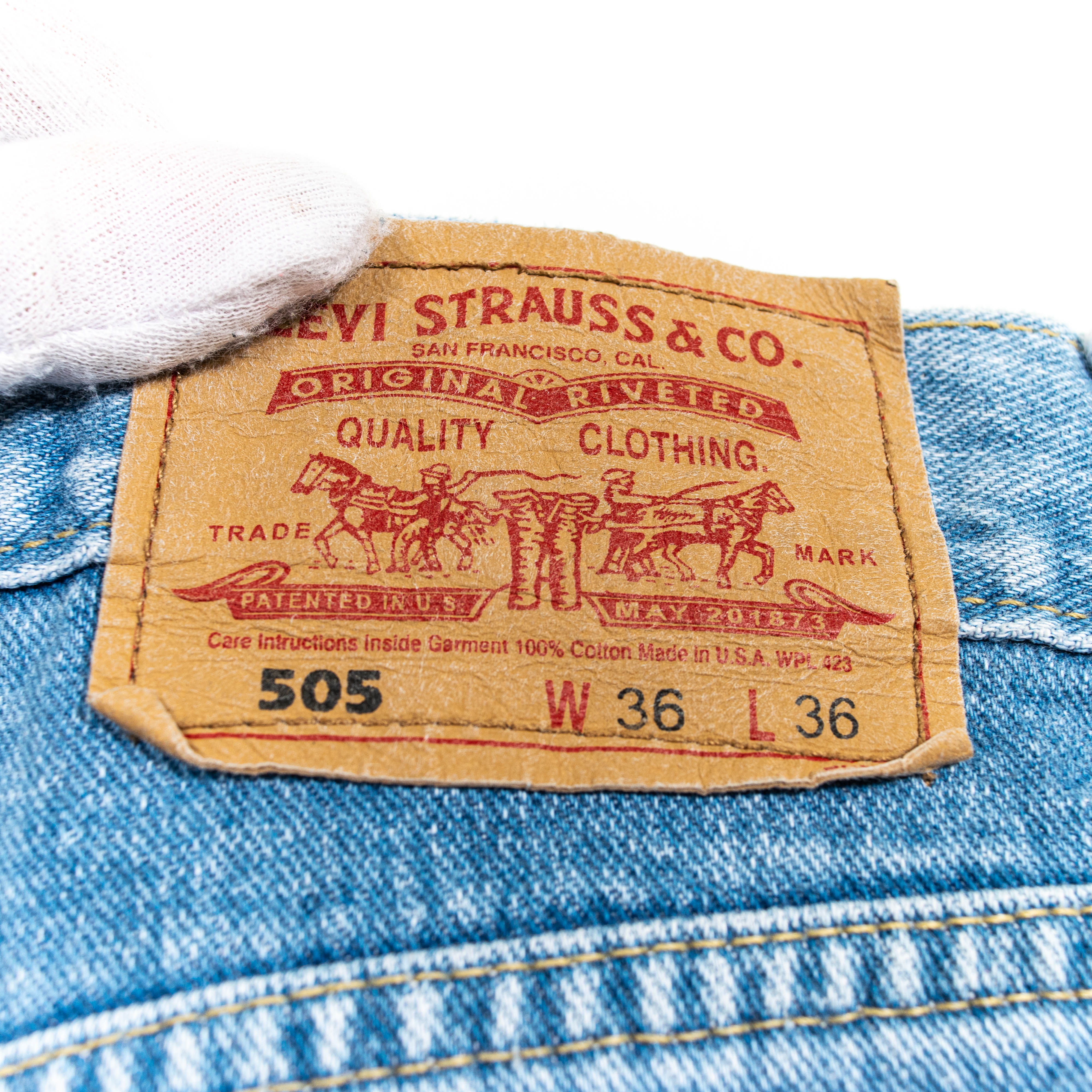 Vintage Levis 505 Light Wash Zip Up Straight Fit Jeans Mens US34