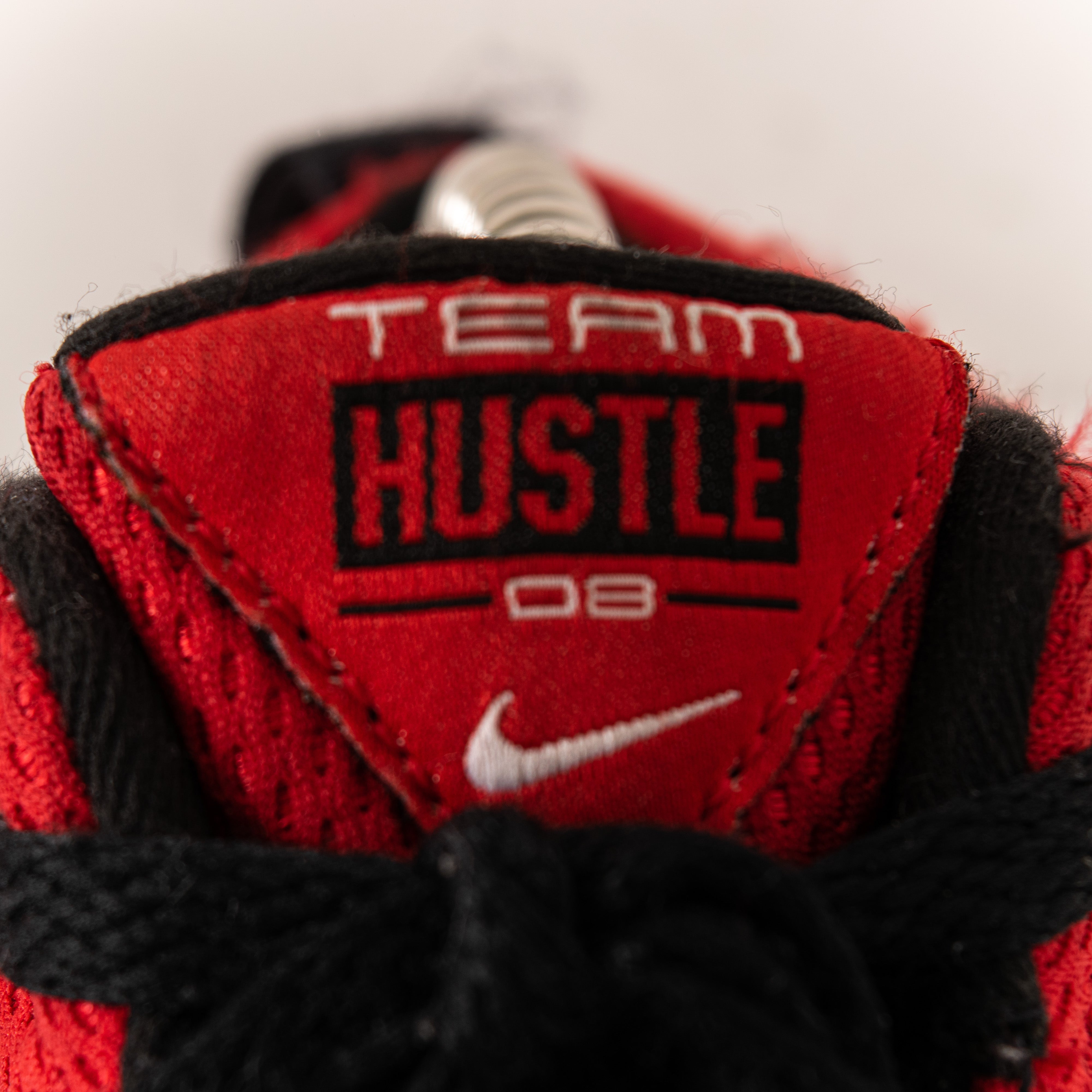 Nike Team Hustle Black University Red Hi-Top tossud naiste EU38